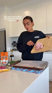 Sheet pan sweet chilli fried rice 🍚🌶️ using my fave @mingleseasoning sweet chilli sauce. It’s lower in sugar but still packs the most DELISH flavour. 1 chicken breast, sliced into cubes ~2 cups cooked rice 1 cup frozen vegetables 2 eggs 1/4 cup spring onion, finely chopped -chicken marinade 1 1/2 tbsp Mingle Sweet Chilli sauce 1 tbsp soy sauce -rice marinade 1 1/2 tbsp Mingle Sweet Chilli sauce 1 tbsp soy sauce 1 tbsp Chinese cooking vinegar 1 tbsp oyster sauce 1 tbsp sesame oil Preheat oven t