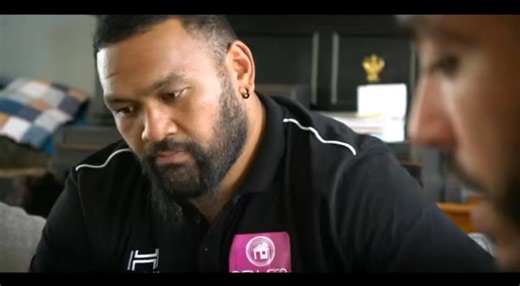 Uini, l’essentiel aujourd’hui, c’est que tu récupères bien et que tout aille dans le bon sens. Ce week-end, dans tous les stades, les supporters applaudiront à la 3ᵉ minute, en clin d’œil à ton numéro et à tout ce que tu représentes. Un geste soutenu et relayé par la Ligue, pour t’envoyer un maximum de force et de bonnes ondes. Pour Deal Eco, tu es à la fois un client, un ambassadeur, mais surtout un ami, et on avait à cœur de te témoigner tout notre soutien. On te connaît solide et combatif, al