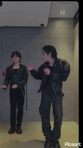 Penguin dance challenge by Han and lN 🤣 #snowdrop #kpop #straykids #penguindance #trend