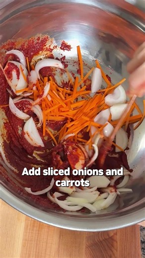 Super Easy & Healthy Korean Chive Kimchi Recipe (No Garlic!) 😋 Full Video: https://youtu.be/szauyAYKlsk Chive Kimchi Ingredients 1 lb (450g) chives 5 tbsp Korean red pepper flakes (gochugaru) 4 tbsp fish sauce 1 tsp minced ginger 1 tbsp honey (or sugar) 1 tbsp sweet rice flour ¾ cup water 1/2 onion, sliced 1/4 carrot, sliced | Chung's K-Food