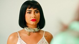 Demi Lovato traz mais pop punk em seu novo single, "SUBSTANCE". Ouça com a letra