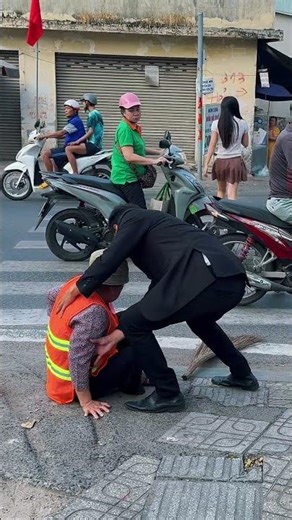 Stop for a moment to help [ONEKINDMAN] #onekindman #kindness #respect #help