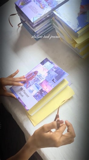 From loose pages to a strong, beautiful hard cover planner ✨ Watch how we turn simple paper into a planner that lasts all year 💪📒 Handmade with love, designed for your daily dreams 💗 #planner #hardcoverplanner #plannermaking #handmadeplanner #plannerbusiness