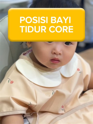 Pernah lihat anak tidur dengan pose yang rasanya nggak mungkin dilakukan orang dewasa? Kaki naik ke atas, badan miring 45°, atau gaya “superhero terbang” sambil tengkurap? 👀 Secara medis, anak memang punya fleksibilitas tinggi karena sendi dan ototnya masih berkembang. Refleks bawaan dan kebiasaan sejak di dalam rahim juga bikin mereka nyaman dengan posisi yang menurut kita “aneh”. Selama bayi tetap bernapas lega, warna kulitnya normal, dan ditempatkan di permukaan tidur yang aman, posisi unik 