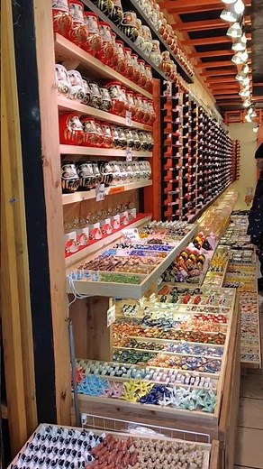 ～小町通り～ 鎌倉 食べ歩き JR鎌倉駅から鶴岡八幡宮まで続く商店街。約600mの通り