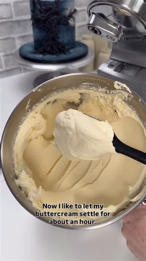 Jinny-Cara Maxwell on Instagram: "Silky Ganache Cream ✨ My new favourite hybrid – buttercream meets white chocolate ganache 💕 Smooth, creamy, pipes like a dream, and that glossy finish 😍 Why milk powder? It thickens the mix (perfect for piping), adds a creamy flavour, absorbs excess moisture, improves texture and makes it whiter. Total game changer 👌 Recipe: • 300g White Chocolate • 55g Double Cream • 2 ½ tbsp Milk Powder • 700g Icing Sugar (always sieve!) • 460g Real Butter • 2 tsp Vanilla M