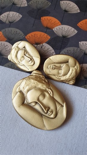 lirio vintage ® on Instagram: "Amedeo Modigliani y su misterio, sensualidad y melancolía ⭐️ Modigliani, llevado a relieve. En 1917, Nude sacudió la historia del arte con un cuerpo sin velos y una belleza tan antigua como moderna. Este set de broche y pendientes del Museo Guggenheim reinterpreta esa obra icónica transformando la pintura en joya: rostros alargados, ojos cerrados, la calma sensual en un dorado sutil. Una pieza donde el museo se vuelve íntimo, y el arte, portátil. Set de broche + ar
