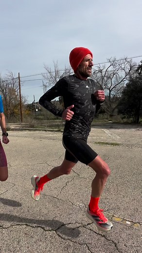 54K views · 1.7K reactions | Hoy hemos tenido que correr un poco más rápido de lo normal para poder entrar antes en calor….vaya día de frío en MadridHoy 11kms de fartleck 10’ a 3:25 8’ a 3:20 6’ a 3:15 4 a 3:10 2’ a 3:05 y 1’ a 3:00 todo con un minuto de recuperación activa a ritmo de 4:30”Estoy fundido jajaja pero contento!! | Chema Martínez | Facebook