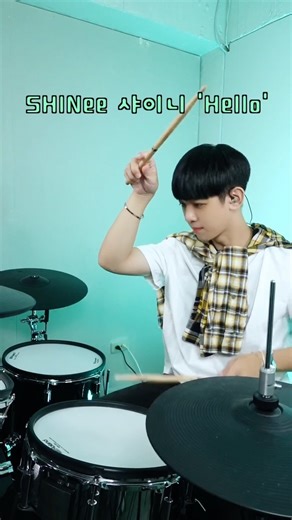 李科穎KE on Instagram: "SHINee 샤이니 'Hello' @shinee Hello Hello 我以前超愛聽！ 有人跟我聽同期kpop 的嗎？ Ps.小巧思 大家找找 #kpop #shinee #hello #爵士鼓 #drum #cover"