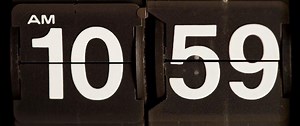 Download Retro flip clock changing from 10:59 am to 11:00 am in 4K for free