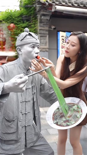 Silver Statue Shock! 😱🍇 Girl’s “Grape Prank” Turns Into Talking Disaster! 😂🔥 #shorts
