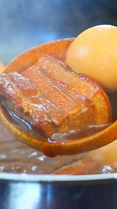 Taiwanese Braised Pork Belly Full recipe: https://cicili.tv/taiwanese-braised-pork-belly-eggs Key ingredients: Pork belly (3 lb, skin-on) Boiled eggs (8) Ginger, garlic, shallot, scallions Soy sauce, rice wine, sugar Star anise, cinnamon, cooking oil #TaiwaneseCuisine #BraisedPorkBelly #ComfortFood | CiCi Li