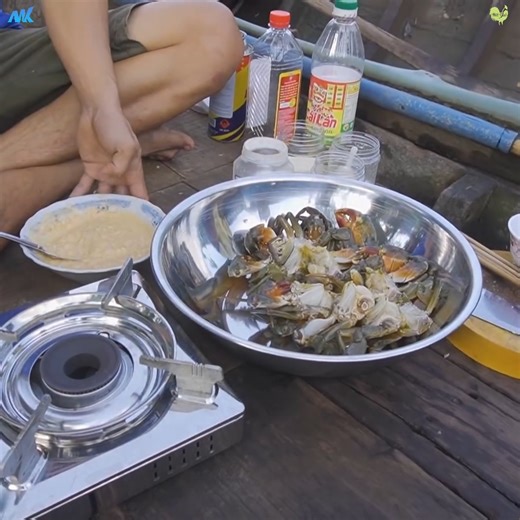 Nấu cua biển nấu chao, nhậu lai rai trên ghe sông | Nét Quê Channel