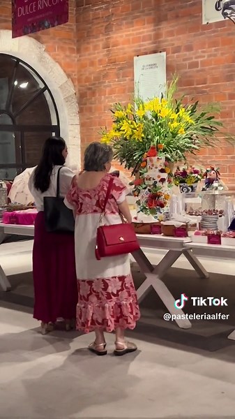 Pastel Mexicano con Flores Comestibles para Fiesta