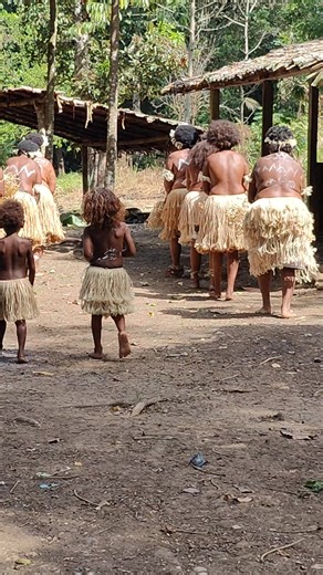 🇸🇧🌏 Solomon islands - amazing women dance in a traditional village. #solomon #solomonislands #pacific #dance #tribe #tribal #tradition #traditional #genuine | Ileana Petrache
