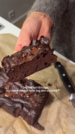 Olivia Bischoff | Følg @oliviamfbischoff for nemme, sunde og lækre opskrifter præcis som denne chokoladekage 🍫🍰 Opskrift: 180 g græsk yoghurt 1 æg 40 g... | Instagram