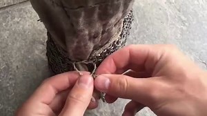 Mettre une armure du XIVème siècle