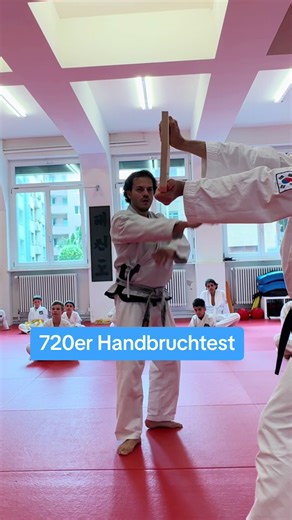720 Grad Handbruchtest im Taekwondo
