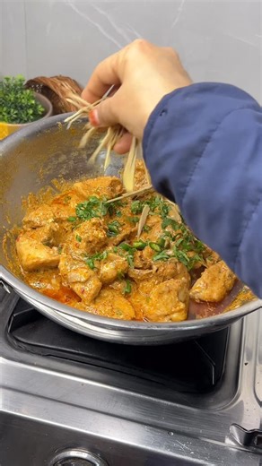 Shabana Saifi on Instagram: "Chicken chatkhara ! Mouth watering recipe ! …. … Ingredients…. Chicken 🐔 Ginger garlic paste Lemon 🍋 juice Salt Yogurt Chant masala Chili flakes Red chilli powder Black pepper powder Garam masala Cumin powder Coriander powder Julian jinger Fresh coriander Green chili Oil … #easyrecipes #spicy #restaurant #chicken #new"