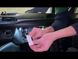 Comment retirer et remplacer l'écran UConnect sur la Fiat Tipo 356