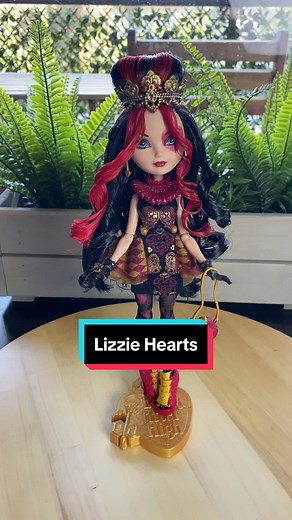 Exploring Signature Lizzie Hearts Doll from Ever After High