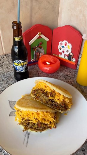 La Arepa Pelúa🤤🇻🇪❤️ una de las más famosas y deliciosas😮‍💨 Ingredientes: Para la masa: -Harina pan. -Agua. -Sal. Para la carne: -Aceite. -Medio pimentón. -2 dientes de ajo. -2 ramas de cilantro. -1 rama de cebollín. -Media cebolla. Condimento: (Todo al gusto) -Color. -Orégano. -Sal. -Adobo. -Pimienta. Preparación: Para la masa: Agregamos en un bowl harina pan según la cantidad de arepas deseadas y sal gusto. Vamos añadiendo el agua poco a poco hasta que la masa esté suave. Amasamos hasta co