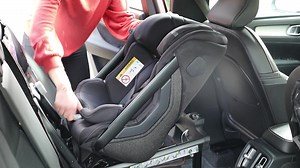 Axkid ONE is unique and so is your child and your car. Thanks to Axkid ONE's stepless recline positions and the car seat being mounted on rails allowing the seat to be quickly adjusted back and forth it can easily be adapted to suit a younger or older child but also to the bigger and the smaller car. 👏 If you wish, Axkid ONE can provide the best legroom on the market and also in a second be one of the most compact rear-facing car set on the market. The flexibility of the Axkid ONE is definitely