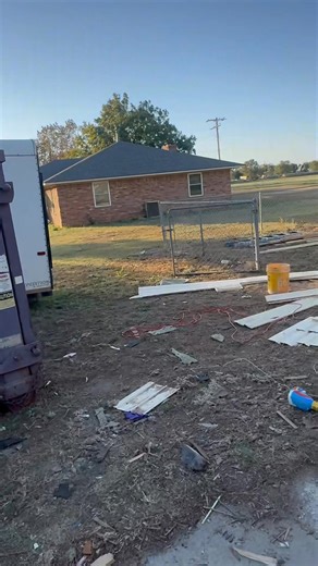 Today at Maracay Construction 💪🏽 We started removing all the old stone siding from this house to prepare it for a complete exterior renovation. The new finish will completely transform the look of this home! 🏠✨ If you’re thinking about remodeling your home — siding, roofing, painting, drywall, or full renovation — call Maracay Construction, LLC. 📞 580-318-7417 ✅ Quality work ✅ Professional team ✅ We serve Altus and nearby areas | Luis David Varela Luna