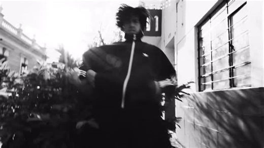 Santiago on Instagram: "[Este video es un ejercicio creativo que realizamos Rubén y yo, esta inspirado en el trabajo de @vitali_akimov ]🔪 Quería grabarlo pero no sabía quien podría hacerlo, hasta que vi a Ruben en un evento al que planeaba no ir, y me di cuenta que conocía al protagonista del video desde hace años. Fue un one take que no tuvo nada de planeacion. Se trató de ver a Rubén improvisar en la calle por 7 min e interactuar yo con el."