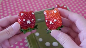 These cute little strawberry men are delicious! (via 妄想グルメ（mosogourmet）) Full video here: http://bit.ly/1GkaBME | Tastemade
