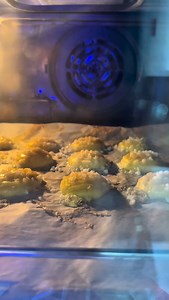 La petite voix Off t’explique comment réussir à tous les coups la pâte à choux . La recette des chouquettes Ingrédients • 125 g eau • 125 g lait • 3 g sel • 5 g sucre • 125 g beurre • 150 g farine • 250 g œufs • Sucre perlé ⸻ 🍳 Méthode 1. Faire bouillir fortement Mettre eau lait sel sucre beurre dans une casserole et porter à grosse ébullition, pas juste frémir. 👉 Indispensable : ça émulsionne le beurre et active l’amidon pour donner du gonflant aux chouquettes. 2. Ajouter la farine dessécher 