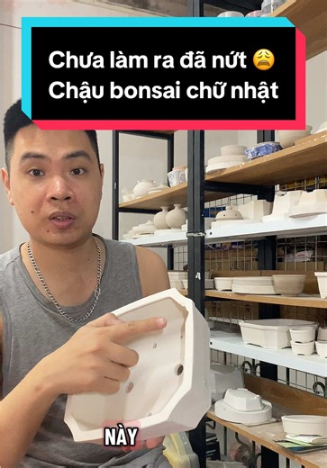 Công đoạn tạo hình tạo dáng phôi chiếc chậu chữ nhật để vào cây mini bonsai. Chưa nung ra đã hỏng nứt rồi mọi người ạ. Chiếc này e đang làm thử chưa xong. Hy vọng làm lại và nung ra nó ổn. Tuy nhiên e vẫn có những chiếc khác vẫn đang làm thêm. Vẽ thêm chậu tứ quý, rồng..vv. Các ae chờ thêm nhé! ☘️😊 @Gừng Nhân Làng Gốm @Gừng Nhân Làng Gốm @Gừng Nhân Làng Gốm #gungnhanlanggom #gốm_sứ #chéntrà #ceramics #bonsaimini