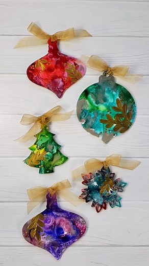 Make fancy ornaments with alcohol ink, acrylic blanks and a heat pen--and finish it off with gold metallic paint! . With @plaidcrafts (heat pen and gold paint) With @sotolasercutting (white acrylic blanks) . . #plaidcrafts #plaidcreators #alcoholink #alcoholinkart #art #abstractart #fluidart #alcoholinkartist #sotolasercutting #alcoholinkpainting #alcoholinks #artist #artistsoninstagram #abstract #handmade #artwork #fluidartwork #alcoholinkartwork #daily #artoftheday #alcohol #inkart #painting #