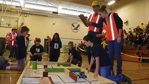 VIDEO: Students Program Robots to Solve Maze Challenge