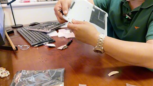 苹果笔记本电脑 macbook pro A1502 后盖平衡胶脚垫脱落更换教程