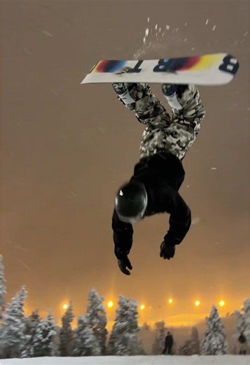 Night snowboarding>>> #snowboarding #snowboardtiktok #winternight #rukapark #skioutfit