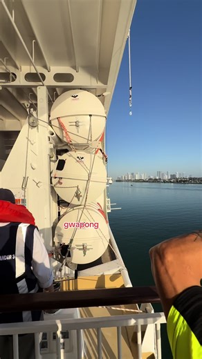 MES: Giant Inflatable Slide of Survival at Sea