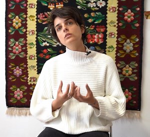 "Les travailleurs du monde culturel vont se noyer" Si les Etats n'hésitent pas à lâcher des milliards d'argent magique pour sauver des géants du CAC40 et leurs "shareholders", la Culture sombre dans l'indifférence. Aucun plan de secours pour les intermittents du spectacle ! Et pourtant que serait la France et la Belgique sans la Culture ? Mais à quoi pouvait-on s'attendre alors que les professeurs et soignants sont déjà méprisés ? Nous avons rencontré quatre femmes artistes, Noha Choukrallah, Lu