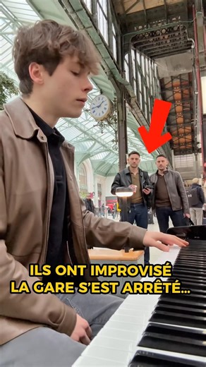 Des jumeaux me demandent de les accompagner au piano et toute la gare s’arrête 🤯
