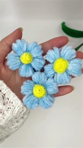 Handmade diy pipe cleaner puff flowers #handmade #diy #gift #handcraft #handmadegifts #flower #diycraft #diyproject #foryou #viral #fypシ #diyfashion #diycrafts #pipecleanerart #puff