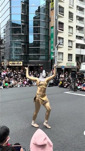 Golden Street Performer Shocks Tokyo Crowd ✨