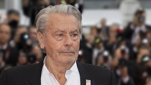 Alain Delon était-il vraiment en couple avec Hiromi Rollin ? Des proches témoignent