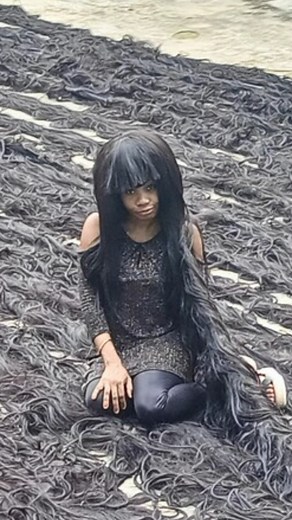 4.1M views · 27K reactions | Longest handmade wig ‍♀️ 351.28 m (1,152 ft 5 in) by Helen Williams  | Guinness World Records | Facebook