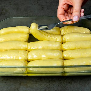 1M views · 11K reactions | De 10 ani le gatesc la fel si nu dau gres! Simplu si delicios Ingrediente: unt topit: 100 g ulei: 100 ml zahăr: 10 g drojdie uscată: 8 g apă caldă: 400 ml făină: 600 g sare: 7 g brânză de vaci: 800 g ouă: 1 buc semințe de susan negru: 5 g semințe de susan alb: 5 g | Cookrate - Romania | Facebook