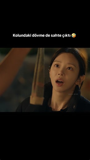 αsíαn_crαzч on Instagram: "Gangster görünümlü kedicik😌ep 1 🎬Spring Fever 👉🏻Bölüm sayısı;12 👉🏻Tür; Komedi, Romantik Hikâye, Yun Bom’u takip eder. Yun Bom, Seul’de yaşadığı duygusal çalkantıların ardından, yeni bir başlangıç yapmak için Sinsu adlı küçük bir kasabaya değişim öğretmeni olarak taşınır. Başta her şeye karşı mesafeli ve soğuk olan Yun Bom, Seon Jae Gyu ile tanıştıktan sonra yavaş yavaş kalbini açmaya başlar. Seon Jae Gyu, kasabada çılgınca hareketleriyle dikkat çeken önemli bir f