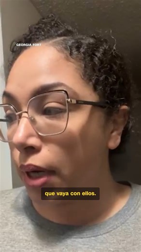 Un video compartido con CNN muestra a la periodista independiente Georgia Fort conversando con agentes federales antes de ser detenida la mañana del viernes. Fort había cubierto la protesta del 18 de enero en una iglesia de Saint Paul. | CNN en Español