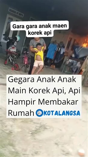 Kabar Aceh Indonesia on Instagram: "Diduga akibat anak-anak bermain korek api saat hendak membuat layangan, api dengan cepat membesar dan mengancam area sekitar. Warga diminta segera melakukan evakuasi sebelum api merambat lebih luas. ⚠️ Waspada kelalaian kecil, dampaknya bisa besar. Bagaimana menurut kalian? Berita ini disampaikan semata-mata untuk menginformasikan dan meningkatkan kesadaran. Bagi yang tertarik untuk kerja sama, endorse, atau bentuk kolaborasi lainnya, silakan DM ya! kotalangsa