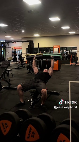 Building Strength: Gym Tips for 17-Year-Olds