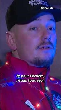 For the Christmas holidays, the trend is to decorate cars with garlands.