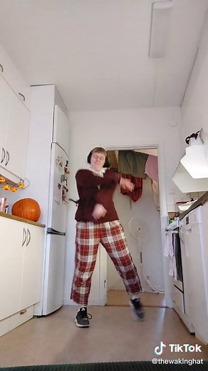 Such a viby song 😌 #diy #poppingdance #dancetok #groundmoves #danceimprov #wavingdance #liquiddance #handwaves